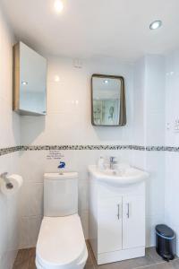 莱瑟姆-圣安妮BEACH VIEW - Amazing Sea Views的白色的浴室设有卫生间和水槽。