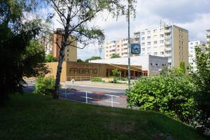 布拉格Jana's apartment, free parking的城市街道景观,建筑