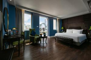 河内奥加勒瑞精品酒店及水疗中心 的酒店客房设有一张床、一张书桌和窗户。