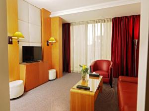 贝鲁特WH Hotel的酒店客房带电视和红椅