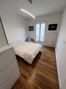 Beau 3 pièces aux portes de PARIS客房内的一张或多张床位