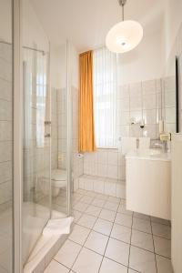 格赖夫斯瓦尔德科隆普林兹酒店的带淋浴、卫生间和盥洗盆的浴室