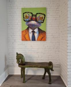 斯普林菲尔德MOMA Your Historic Stay的戴眼镜和长凳的青蛙画