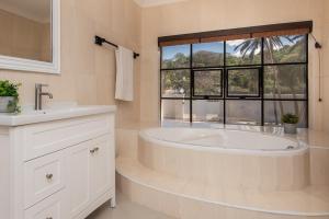 马盖特The Beach Palace Ramsgate的白色的浴室设有浴缸和窗户。