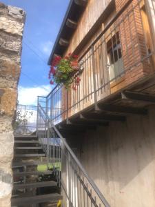 费尔特雷Il mondo roverso的楼梯,阳台上放着鲜花