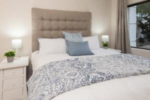 马盖特The Beach Palace Ramsgate的一间卧室配有一张带蓝色和白色棉被的大床