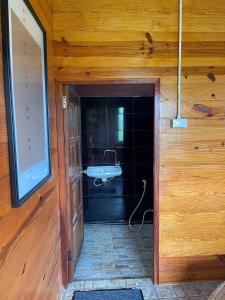 考科Elevated Serenity Lodge in Khao Kho的木墙内带水槽的浴室