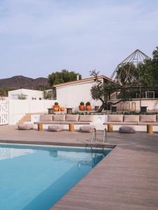 卡达克斯wecamp Cadaqués的享有酒店游泳池的景色