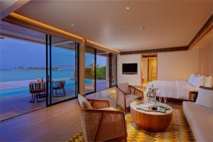 北马累环礁Kuda Villingili Maldives的海景酒店客房 - 带一张特大号床