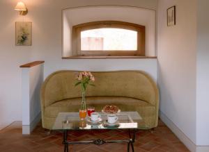 皮恩扎博尔戈圣特安布罗吉奥度假村的一张桌子上花瓶长沙发