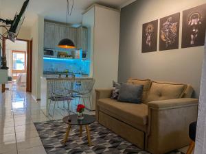 卡庞达卡诺阿Apartamento de frente com sacada no centro de Capão da Canoa的客厅配有沙发和桌子