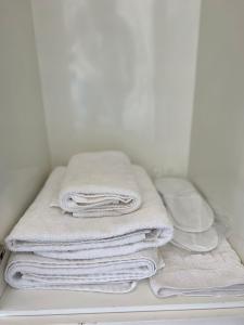 伊兹密尔Urla Marin otel的衣柜里架子上的一堆毛巾