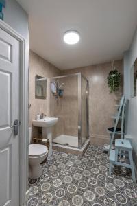 莱瑟姆-圣安妮Beach Snug的带淋浴、卫生间和盥洗盆的浴室