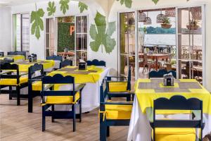 弗洛勒斯佩滕酒店的餐厅设有黄色的桌子和黄色的椅子