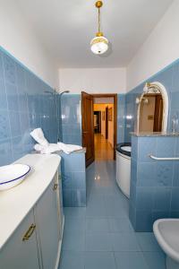 Luco neʼ MarsiVillino Liberty nel cuore della Marsica的蓝色的浴室设有水槽和卫生间