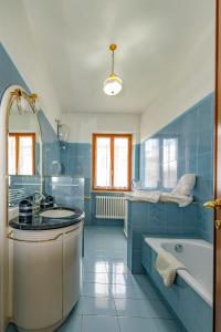 Luco neʼ MarsiVillino Liberty nel cuore della Marsica的蓝色的浴室设有浴缸和水槽