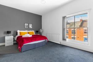 北安普敦Palatial Six Bedroom Haven的一间卧室设有一张床和一个大窗户