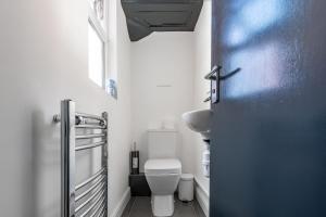 北安普敦Palatial Six Bedroom Haven的浴室配有白色卫生间和盥洗盆。