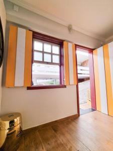 迪亚曼蒂纳Cantinho的墙壁上带条纹的房间和窗户