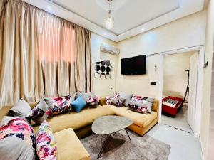 马拉喀什Famille Hanae appartement avec terasse的带沙发和电视的客厅