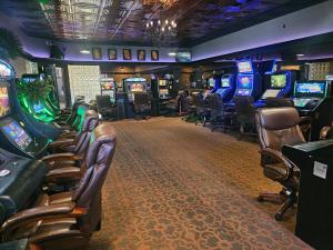 米苏拉百老汇酒店会议中心 的赌场,有一堆老虎机