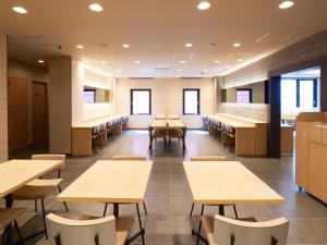 大阪难波日本桥超级酒店的大楼里带桌椅的教室