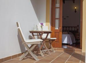 米乔尔海滩Ca Na Rita den Constantino - Formentera Break的桌子和椅子