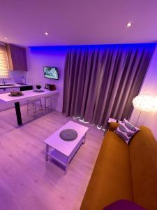 İncirliFelisia’s luxury apartment的客厅配有沙发和桌子