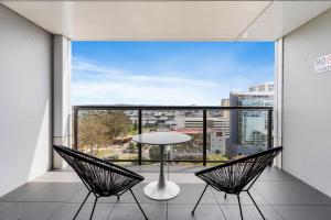 奥克兰Manukau Studio Apartments的大楼内带桌椅的阳台