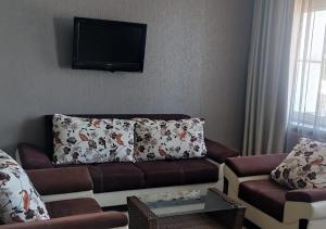 第比利斯Hotel LUX的带沙发和平面电视的客厅