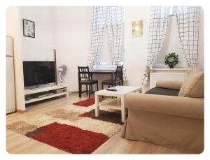 比得哥什Souvenirappart Wilenska 9的带沙发、电视和桌子的客厅