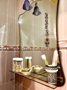 OunaraBelle villa privé的浴室内的架子,配有镜子和牙刷