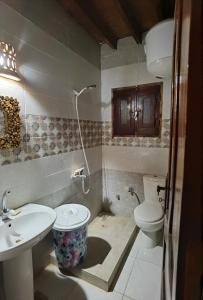 TunisStudio house的一间带卫生间和水槽的浴室