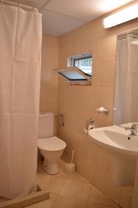 普里莫尔斯科Villas Holidays的一间带卫生间和水槽的浴室