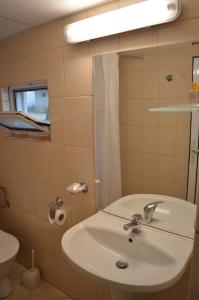 普里莫尔斯科Villas Holidays的一间带水槽、镜子和卫生间的浴室