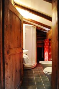 尚波吕克Stadel Soussun的一间带卫生间和水槽的浴室