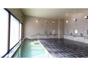 饭山市Hotel Silk in Madarao - Vacation STAY 79656v的一间带游泳池和镜子的大浴室