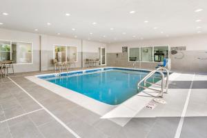 霍玛Comfort Inn & Suites Houma的大型客房的大型游泳池