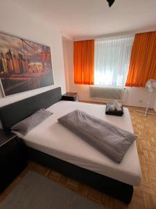 韦尔斯City Appartement 4600的一间卧室配有两张床和橙色窗帘