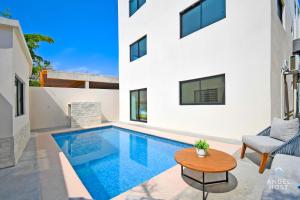 拉巴斯NEW Comfy Stay with Pool Onsite Steps from Malecón的一座房子后院的游泳池