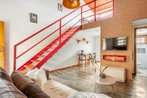 皮雷诺波利斯Requinte, conforto e privacidade的带沙发和楼梯的客厅