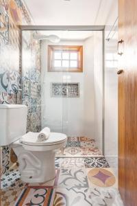 皮雷诺波利斯Requinte, conforto e privacidade的一间带卫生间和淋浴的浴室