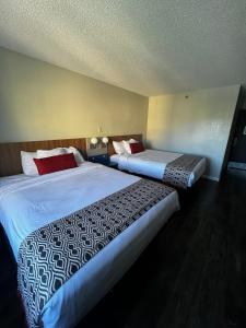 亚特兰大亚特兰大机场温德姆酒店的两间相邻的床铺位于酒店客房内