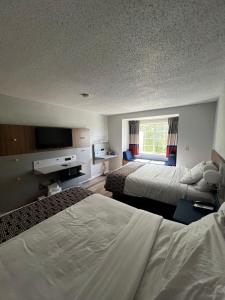 亚特兰大亚特兰大机场温德姆酒店的酒店客房设有两张床和一台平面电视。