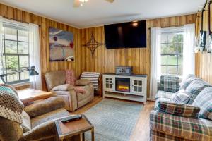 BurnsvilleRiverfront North Carolina Abode with Deck and Fire Pit的带沙发、电视和壁炉的客厅