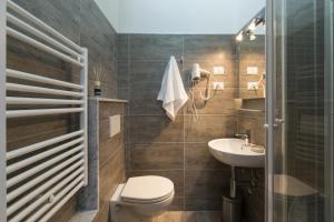 斯培西亚法尔佛尔客栈的一间带卫生间和水槽的浴室