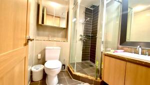 阿斯塔纳Хайвилл Астана的浴室配有卫生间、盥洗盆和淋浴。