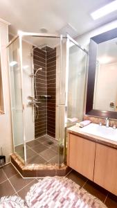 阿斯塔纳Хайвилл Астана的带淋浴和盥洗盆的浴室