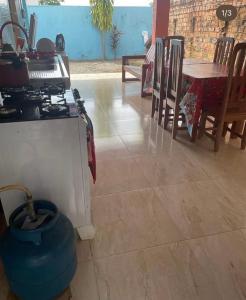 博阿维斯塔Hostel Carol的厨房配有炉灶和桌椅