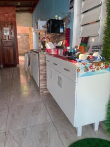 博阿维斯塔Hostel Carol的厨房配有水槽和台面